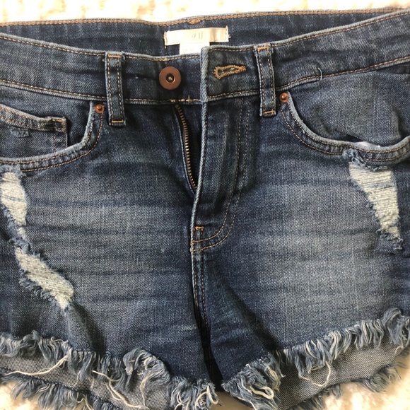 H&M distressed denim shorts- 2 - Picture 2 of 3